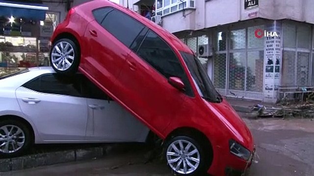 Kumluca’da sel araçları üst üste çıkardı