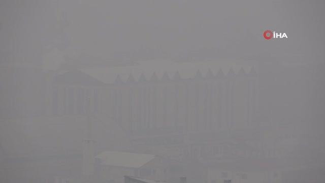 Yüksekova'da yoğun sis: Görüş mesafesi 10 metreye kadar düştü