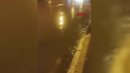 ANTALYA-YAĞMURDA EVİNİ SU BASAN ENGELLİ KADINA POLİSTEN, 'SIRTIMA ALIP ÇIKARAYIM' ÖNERİSİ