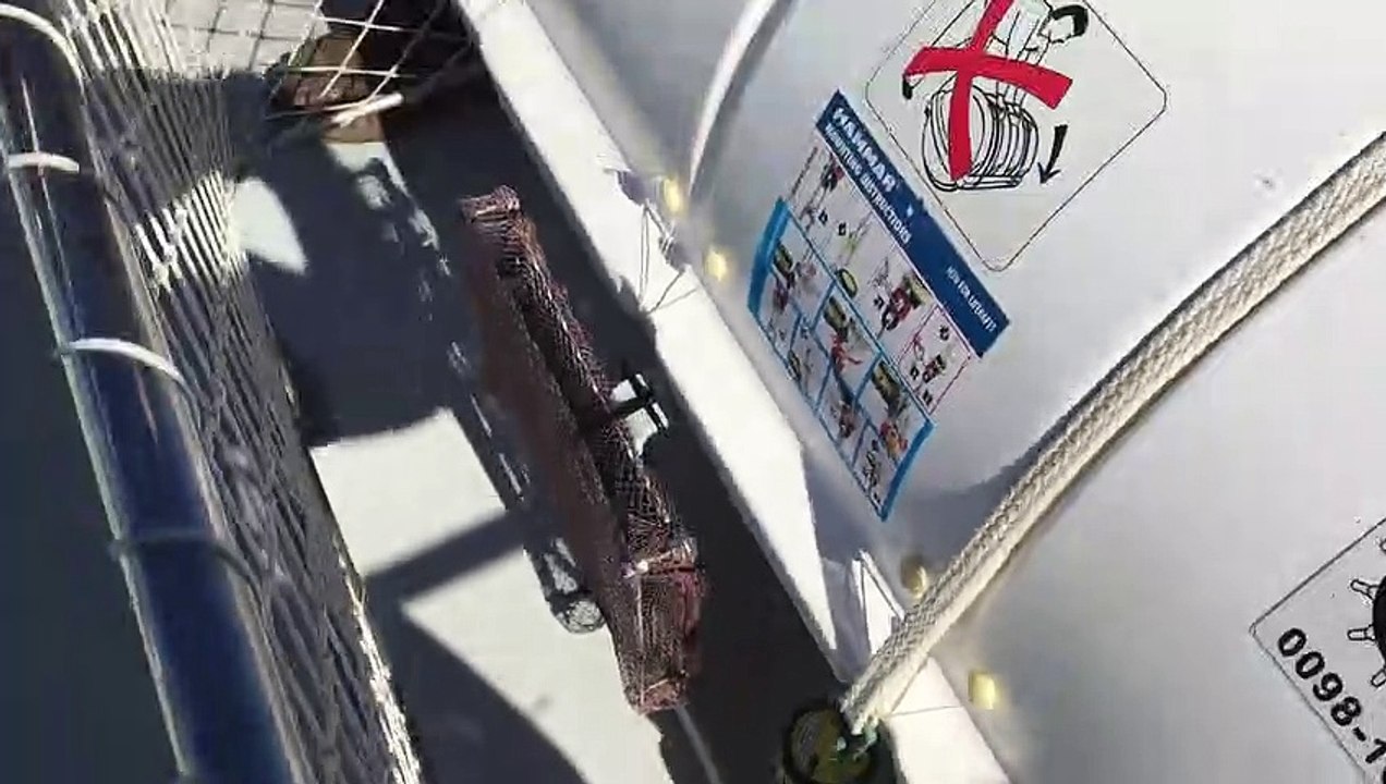 Testbleche oben an Deck auf der Flipper