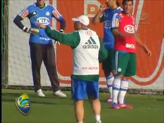 Em coletivo, Felipão mantém esquema com três zagueiros