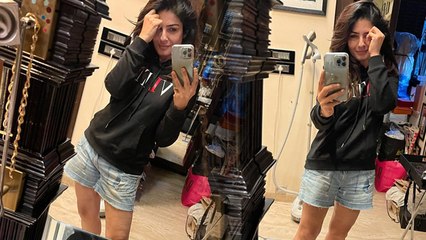 Raveena Tandon Blue Denim Shorts Photo Viral, Fans ने कहा- 48 की उम्र में इतनी... | *Entertainment