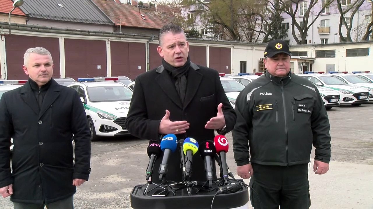 ZÁZNAM: Minister vnútra odovzdal hraničnej a cudzineckej polícii 27 nových automobilov