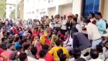 उज्जैन: घर खाली करने की मुनादी के बाद रहवासियों में हड़कंप, कलेक्ट्रेट का किया घेराव..