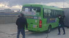 기사 자리 비운 사이 미끄러진 마을버스...50대 숨져 / YTN