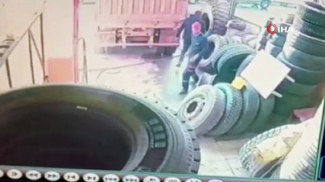 Lastik bomba gibi patladı! Ayağı yerden kesilen lastikçi kamerada