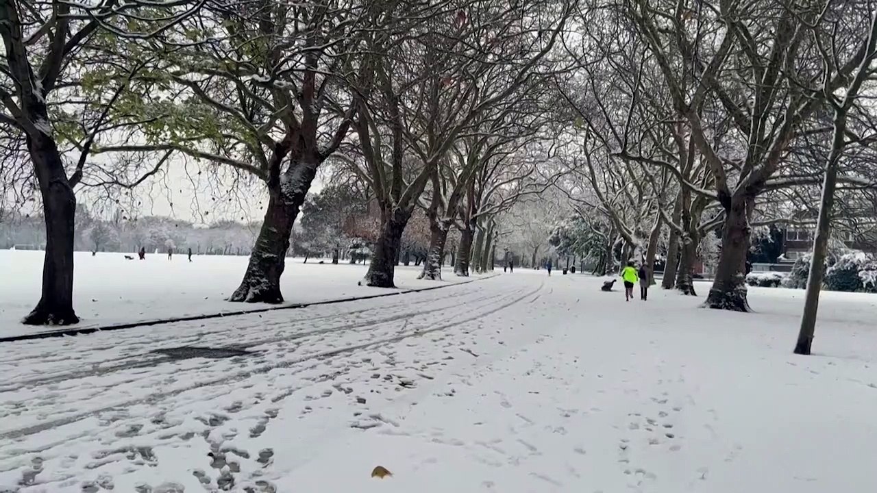 London blanketed in snow as temperatures plunge across UK