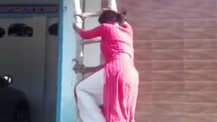 कानपुर: देखिए ससुराल के बाहर इस बहु का हाई वोल्टेज ड्रामा, सीढ़ी लगाकर घर में किया हंगामा