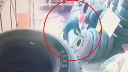 Hava basılırken patlayan teker, lastikçiyi 1 metre yukarı fırlattı