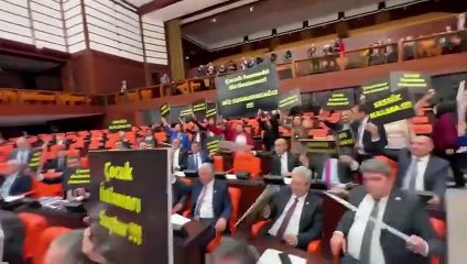 CHP'li kadın siyasetçilerden Meclis'te protesto