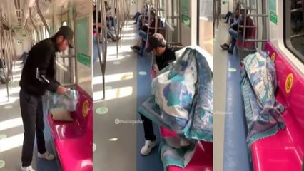 Delhi Metro: तौलिये के बाद अब युवक ने की मेट्रो के अंदर की एक और अजीब हरकत, बेड लगाकर सोने लगा