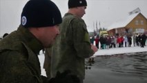 Los rusos desafían el frío bañándose en agua helada