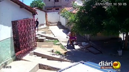 Cratera se abre em uma calçada e engole mototaxista e passageira na cidade de Pombal.