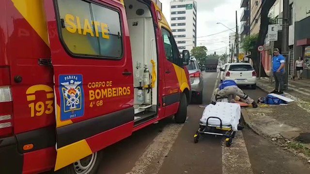Veículos se envolvem em colisão em cruzamento com semáforo