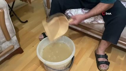 Evi sular altında kalan yaşlı teyze gözyaşlarına hakim olamadı