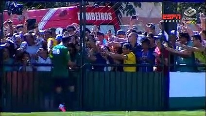 Descargar video: Seleção Brasileira faz último treino antes do embarque para Brasília