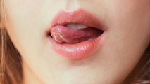 Trockene Lippen? Deshalb solltest du dir jetzt bloß nicht über die Lippen lecken