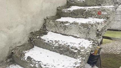 Dondurucu soğukta çalışan işçiler ateş yakıp ısındı