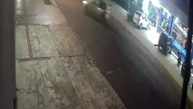 Por outro ângulo: Vídeo mostra momento em que motorista perde controle da direção e prensa pedestre contra parede