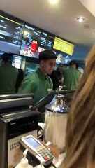 الجمهور المغربي يحتفي بشبيه أشرف حكيمي