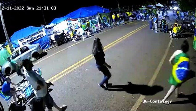 Motorista fura bloqueio de manifestantes e quase causa uma tragédia