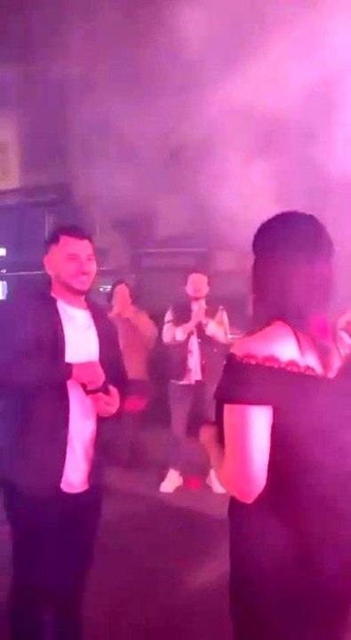 Gaziosmanpaşa'da meşaleli ve havai fişekli sürpriz evlilik teklifi