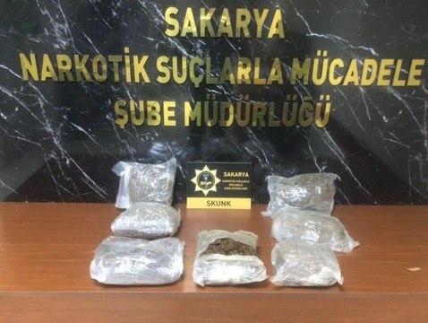 Sakarya'da yaklaşık 4 kilogram uyuşturucu ve 77 ruhsatsız silah ele geçirildi