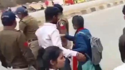 छात्रों के दो गुटों में हुई मारपीट, पुलिस ने किया बीज बचाओ