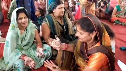 खाटू वाले की भक्ति में सराबोर हुआ शहर, पहले दिन महिलाओं ने &#039;श्याम&#039; के नाम की लगाई मेहंदी..