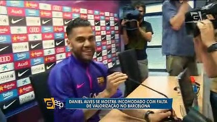 Em coletiva, Daniel Alves reclama de falta de valorização no Barça