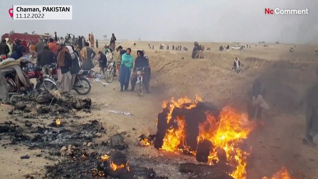 شاهد: تجمهر عند معبر حدودي بين باكستان وأفغانستان بعد إطلاق للنيران