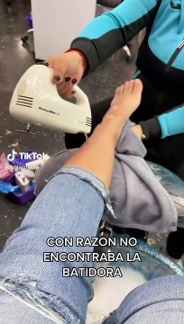 Mujer utiliza una batidora para realizar manicura y pedicura en su salón de belleza