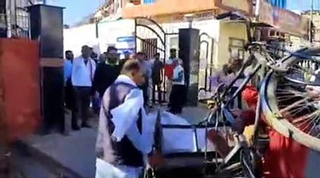 कचरा संग्रहण करने वाली गाड़ी नहीं आयी तो पार्षद ने कचरा नगर परिषद के गेट पर डलवाया,देखे वीडियो