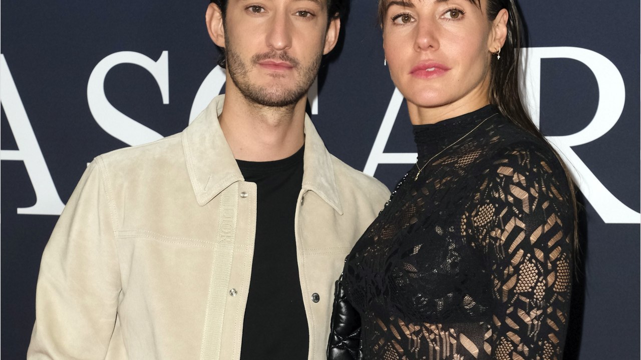 GALA VIDÉO - Pierre Niney et sa compagne Natasha Andrews ultra fusionnels pour la nouvelle campagne Dior