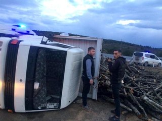 Kontrolden çıkan odun yüklü kamyonet devrildi: 2 yaralı