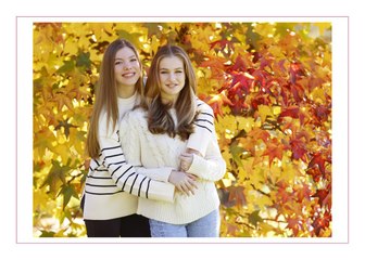 Leonor y Sofía, sin los reyes, imagen de la felicitación de Navidad de la familia real