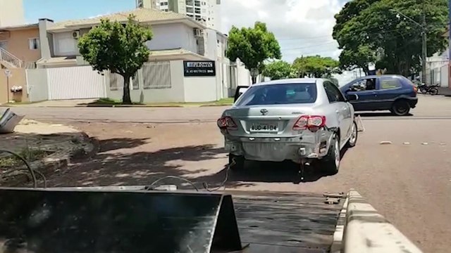 Corolla tem traseira destruída em acidente na Rua Minas Gerais
