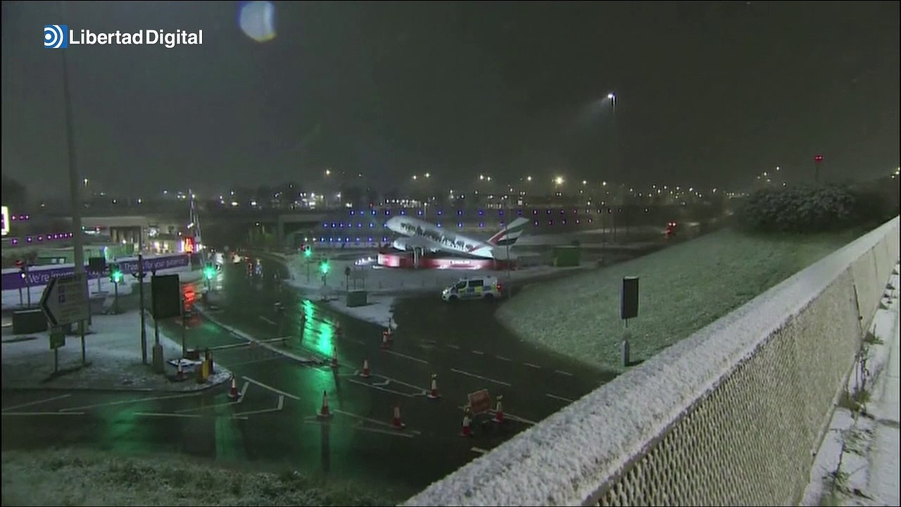 Una fuerte nevada provoca el caos aéreo en Londres y obliga a cancelar más de cien vuelos