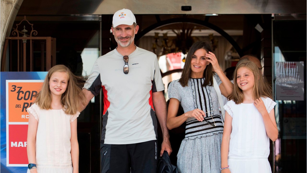 GALA VIDÉO - PHOTO - Felipe VI et Letizia : leurs deux filles Leonor et Sofia leur volent la vedette pour Noël !