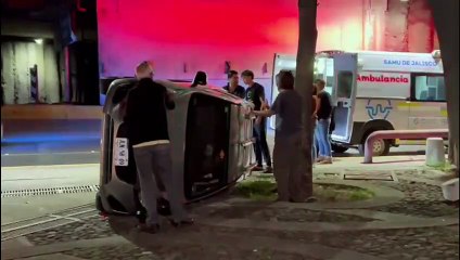 Una conductora volcó su auto sobre el túnel de la Glorieta Colón