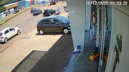 Câmeras registra colisão traseira na Avenida Carlos Gomes