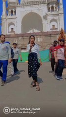 Dusre ke payyr me girne se tujhe bachha rahi hu