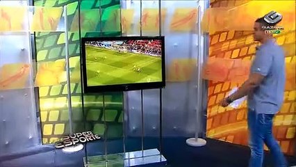 Van Persie dá show e United conquista título inglês com antecedência