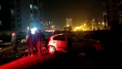 DİYARBAKIR - Refüje çarpan otomobildeki 2 kişi yaralandı