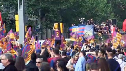 Craques do Barcelona comemoram título com torcedores