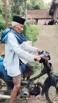 kakek nyungsep saat naik motor #ngakak #kakekviral #naikmotor #lucu #shorts