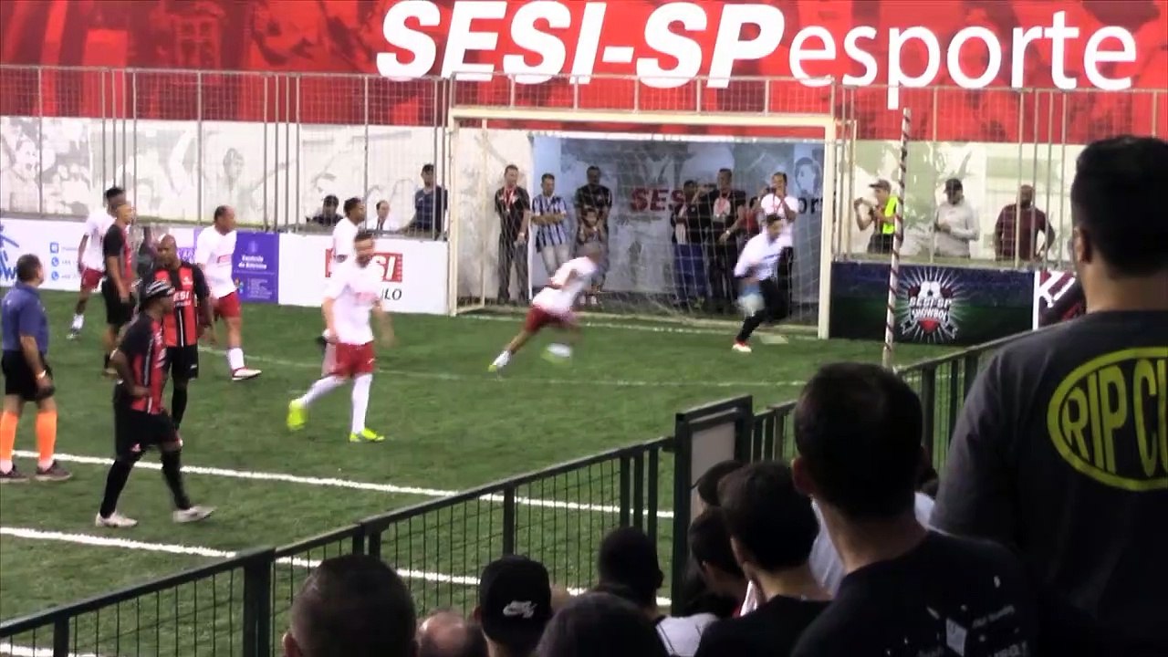 Ídolos do passado jogam showbol na cidade de Santo André