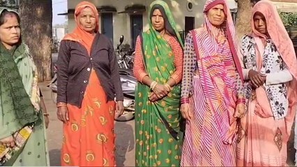 शिवपुरी: अतिक्रमण के मकानों के पास रखी अंबेडकर प्रतिमा, बिना नोटिस मकानों पर चला बुलडोजर