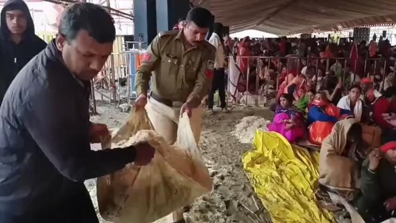 बैतूल:मूसलाधार बारिश के बाद भी भक्तों के हौसले रहे बुलंद,किचड़ में बेठकर भी सुनी कथा,देखिए