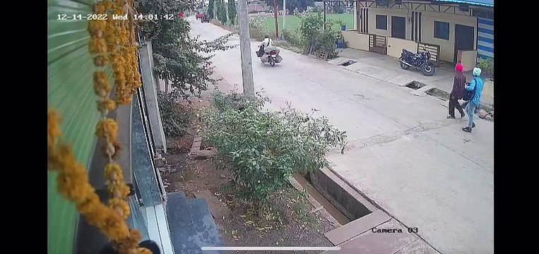 ताले सुधारने आए और अलमारी के लाकर से चुरा ले गए नकदी और चांदी के आभूषण